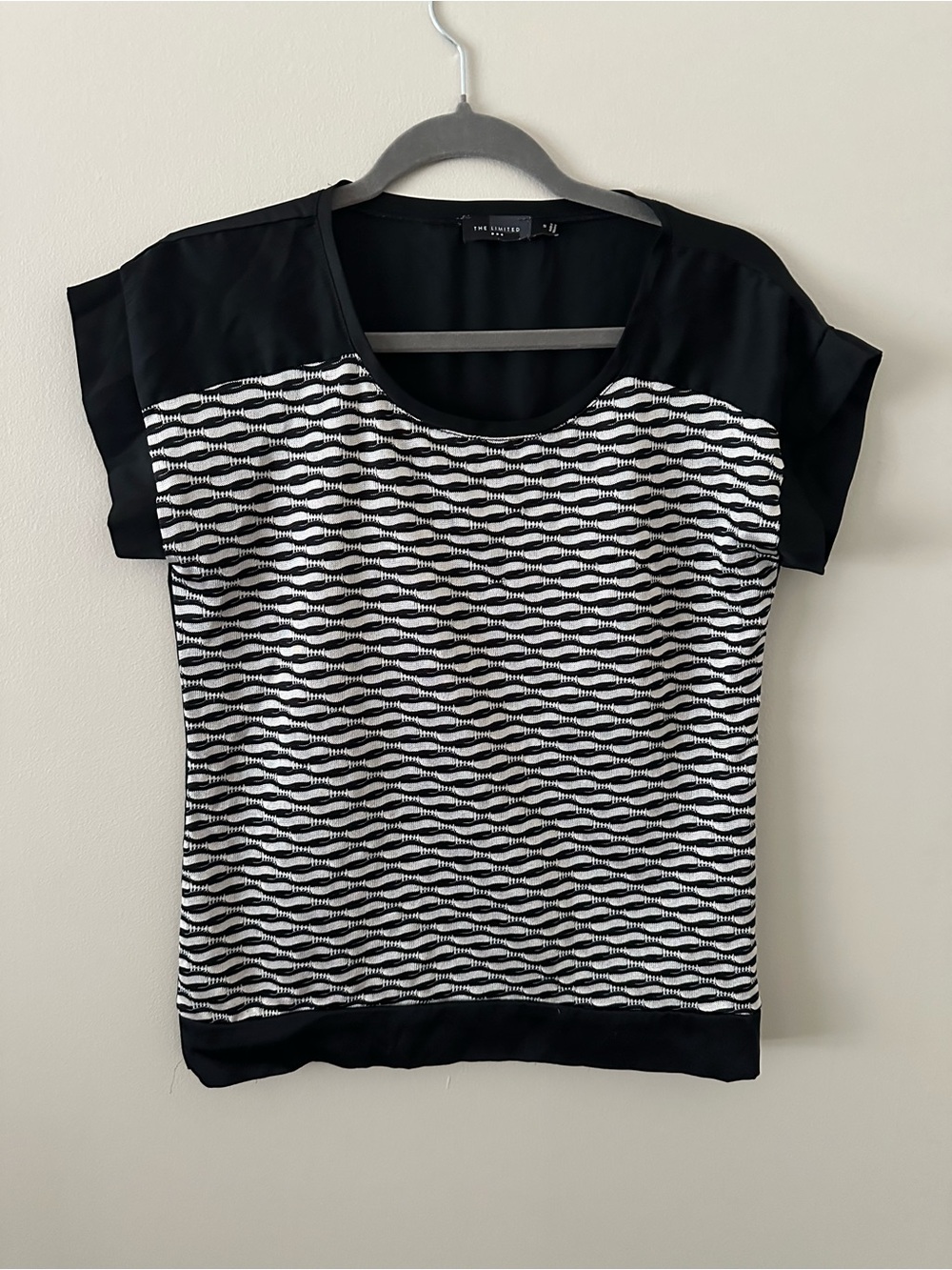 The Limited Black and White Wave-Print Short Sleeve Top